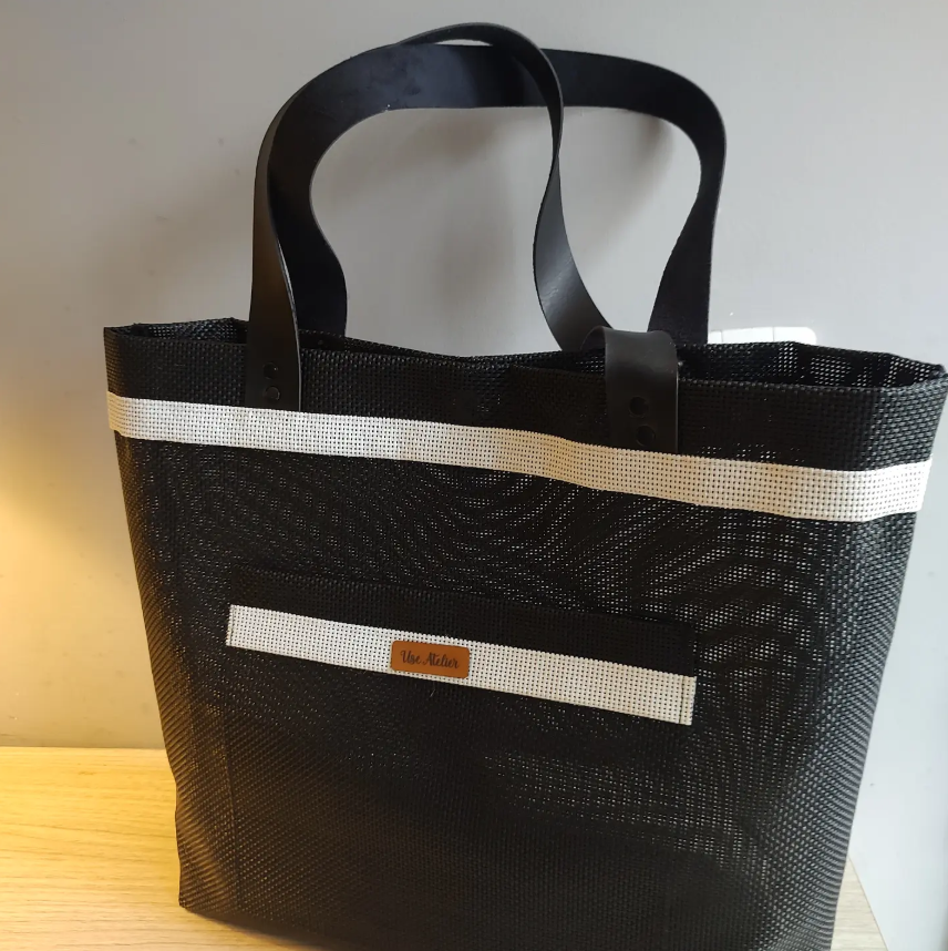 Bolsa Preta com detalhes em Branco